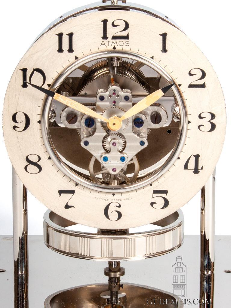 Een zeldzame Art Deco vernikkelde Reutter atmos klok, type J1, circa ...